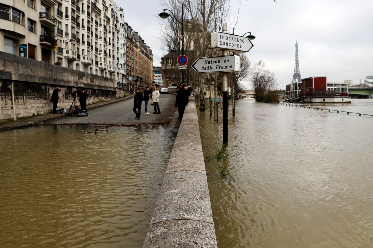 Powódź w Paryżu. Sekwana wdziera się na ulice francuskiej stolicy