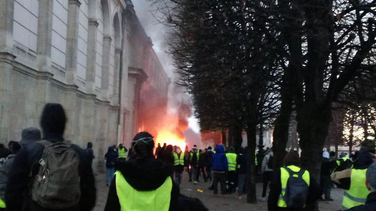 Paryż w płomieniach, a turyści robią sobie zdjęcia. Zdewastowano wszystkie banki w okolicach Łuku Triumfalnego
