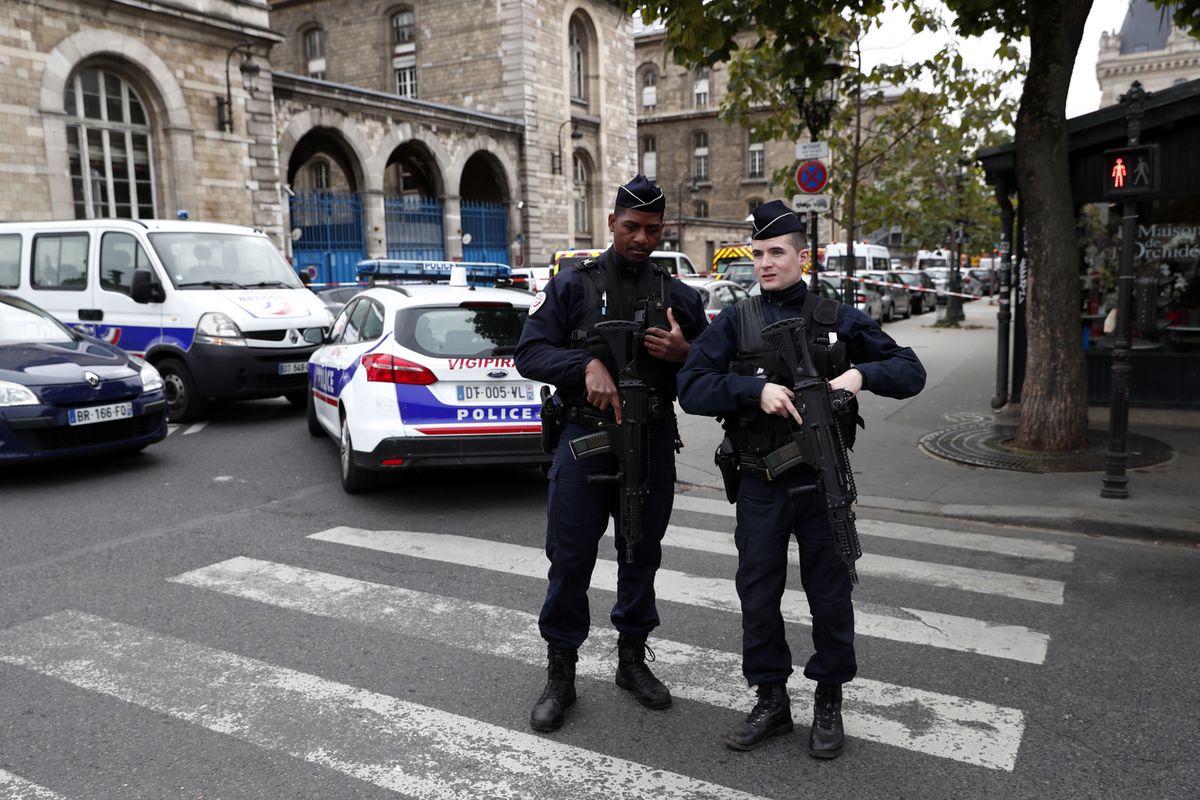 Paryż. Atak nożownika na policjantów. Pięć osób nie żyje, jedna jest ciężko ranna