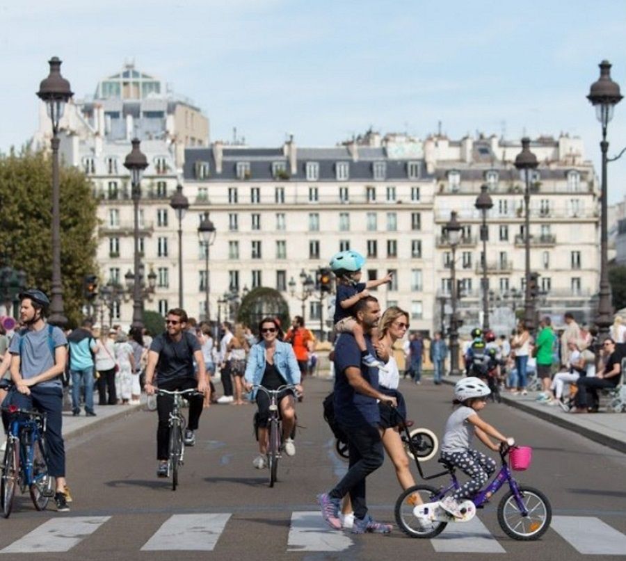 Centrum Paryża bez samochodów. W każdą pierwszą niedzielę miesiąca