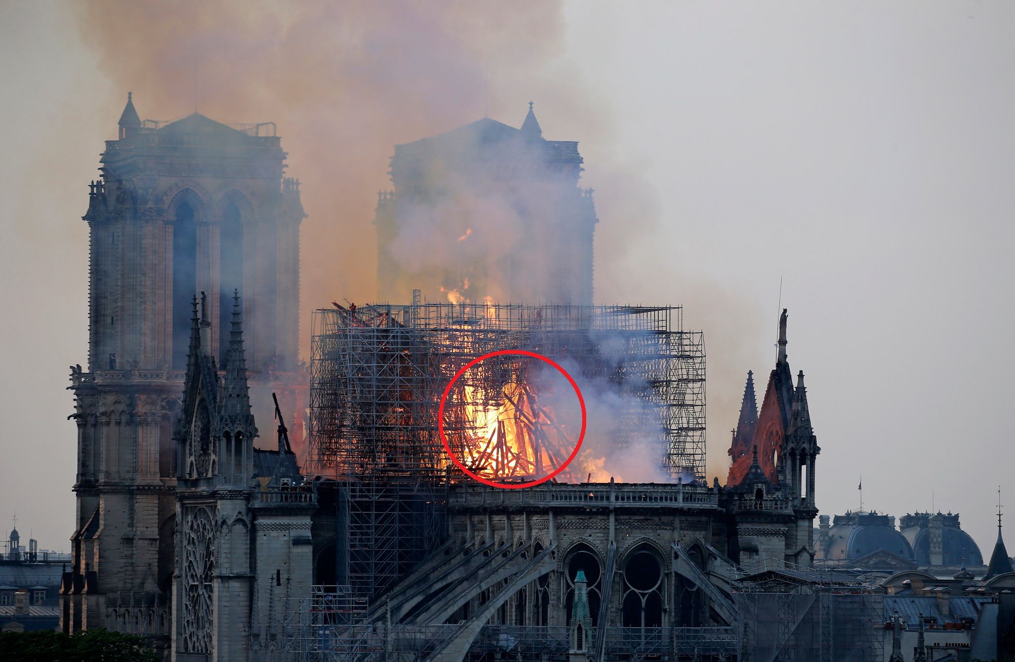 Kobieta twierdzi, że w na zdjęciach płonącej katedry Notre-Dame ujrzała Jezusa