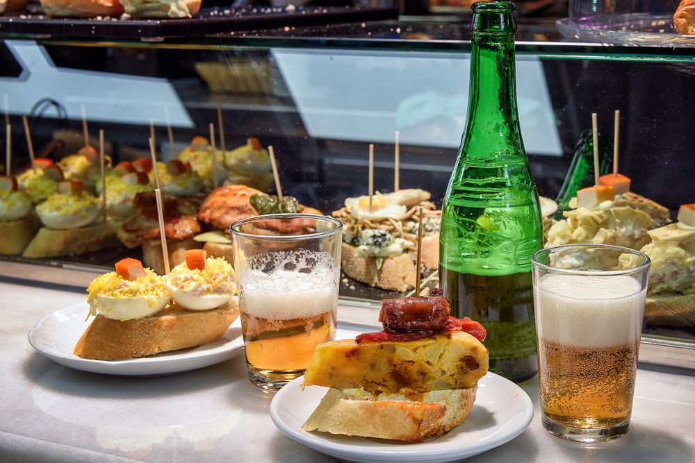 Tapas to tania, narodowa przekąska Hiszpanów 