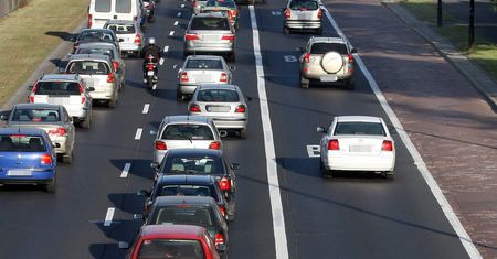 Samochodem elektrycznym po buspasach. Policja różnie interpretuje przepisy