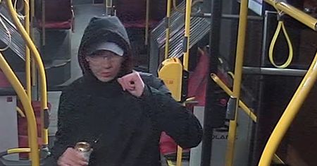 Warszawa. Brutalny napad w autobusie. Policja pokazała sprawcę