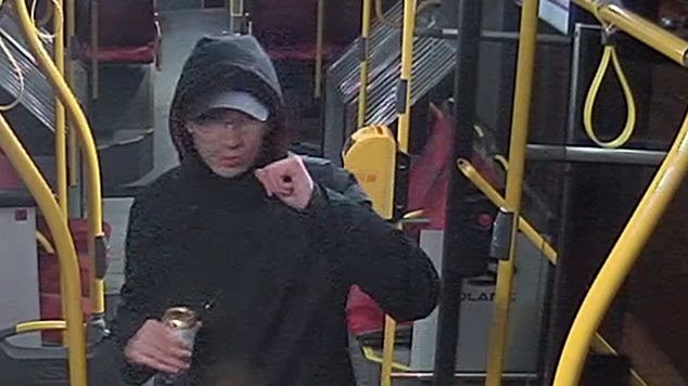 Policja poszukuje mężczyzny, który zaatakował pasażera autobusu