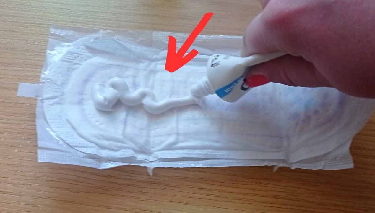 Kiedy koleżanka nałożyła pastę do zębów na podpaskę, wyśmiałam ją. Teraz też tak robię
