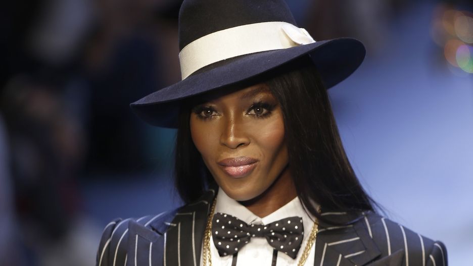 Naomi Campbell zaprezentowała garnitur w prążki. 