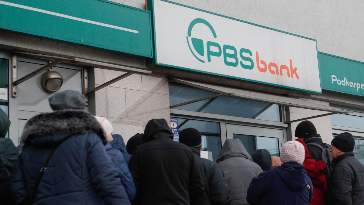 Problemy banku PBS sprawiły, że pod placówkami zbierały się kolejki klientów.