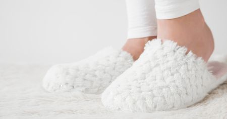 Niby nic, a daje ciepło – urocze kapcie dla każdego zmarzlucha