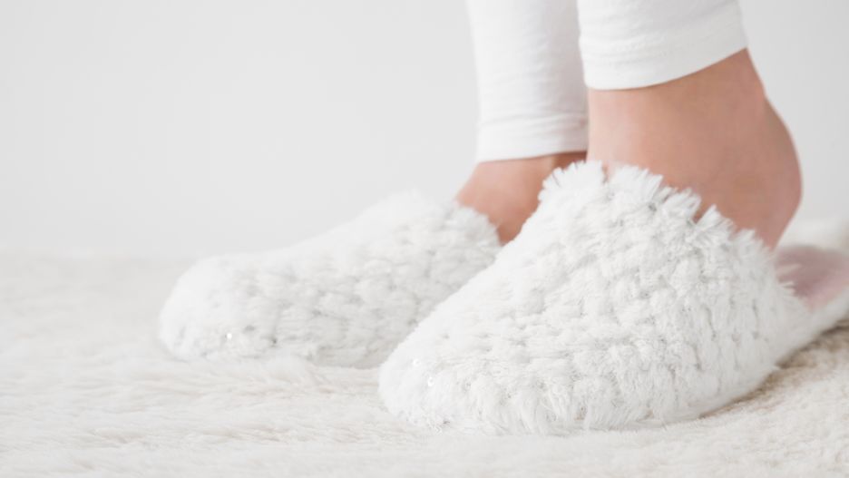 Miękkie kapcie ochronią przed zimną podłogą
