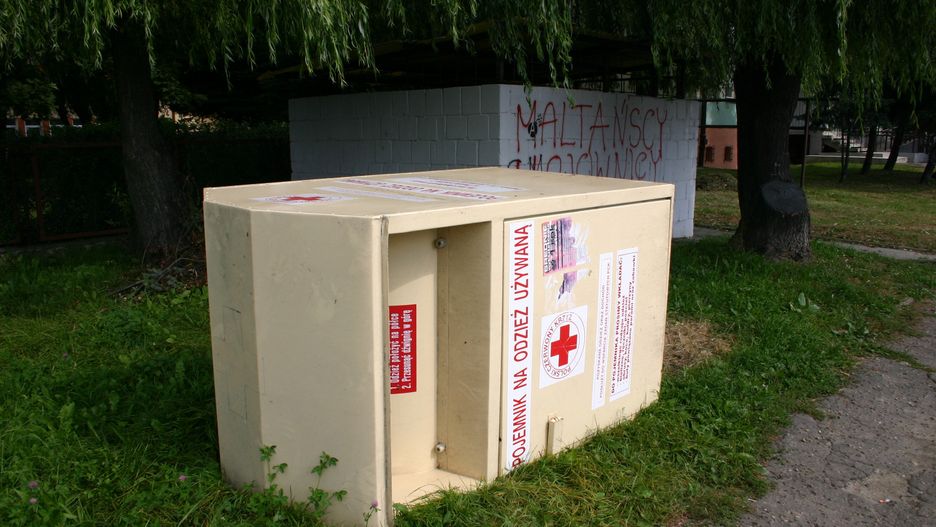 Z kontenerów z logo Czerwonego Krzyża wykradano zbieraną dla ubogich odzież