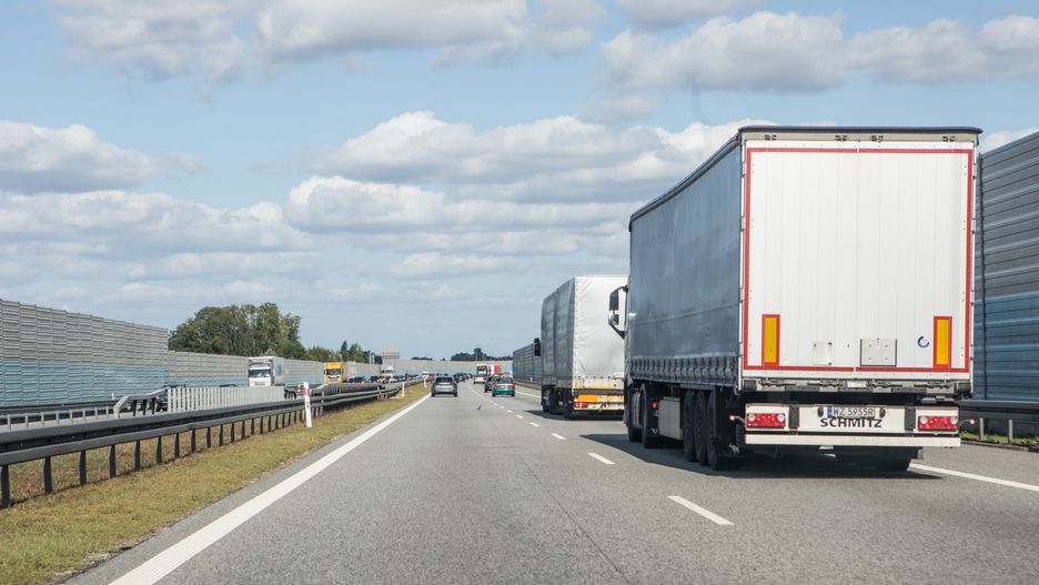 Wielkopolska. Ciężarówka, która przewróciła się na A2, blokuje trasę (zdj. ilustr.)