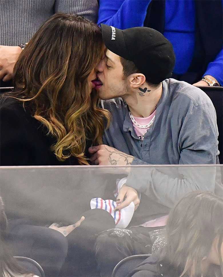 Kate Beckinsale i Pete Davidson całują się na meczu