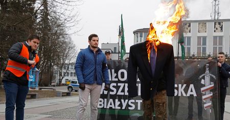 Spalili kukłę Petru. Truskolaski: Sprawa trafi do prokuratury