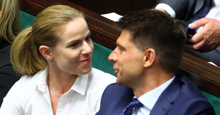 Kim jest kobieta, która poleciała z Petru do Portugalii?