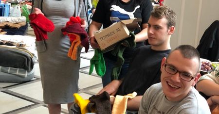 Skarpety dotarły do protestujących w Sejmie. Prezent od 80-latki pomógł dostarczyć Michał Szczerba
