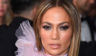 Jennifer Lopez w zjawiskowej sukni na rozdaniu nagród Grammy 2017