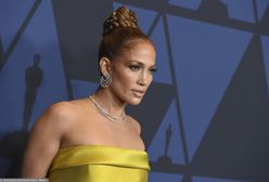 Wpadka modowa Jennifer Lopez. Suknia wyglądająca jak za długa peleryna