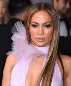 Jennifer Lopez w zjawiskowej sukni na rozdaniu nagród Grammy 2017