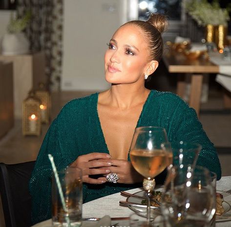 Jennifer Lopez ma 49 lat, rozkwita i zachwyca. Z dojrzałością jej do twarzy