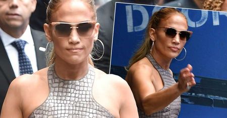 Jennifer Lopez w "niewidzialnej" spódnicy na ulicy. Jeszcze większą sensacją są jej szpilki - rok temu były szczytem bezguścia