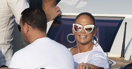 Jennifer Lopez jak nastolatka. Gwiazda zachwyciła stylizacją na urodzinach Magica Johnsona