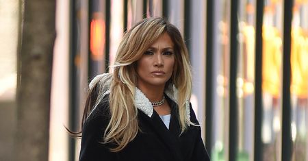 Zmysłowa Jennifer Lopez. Tym razem w szlafroku z papierosem