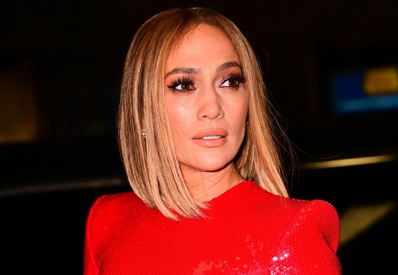 Jennifer Lopez w krótkich włosach i czerwieni. Wygląda zjawisko