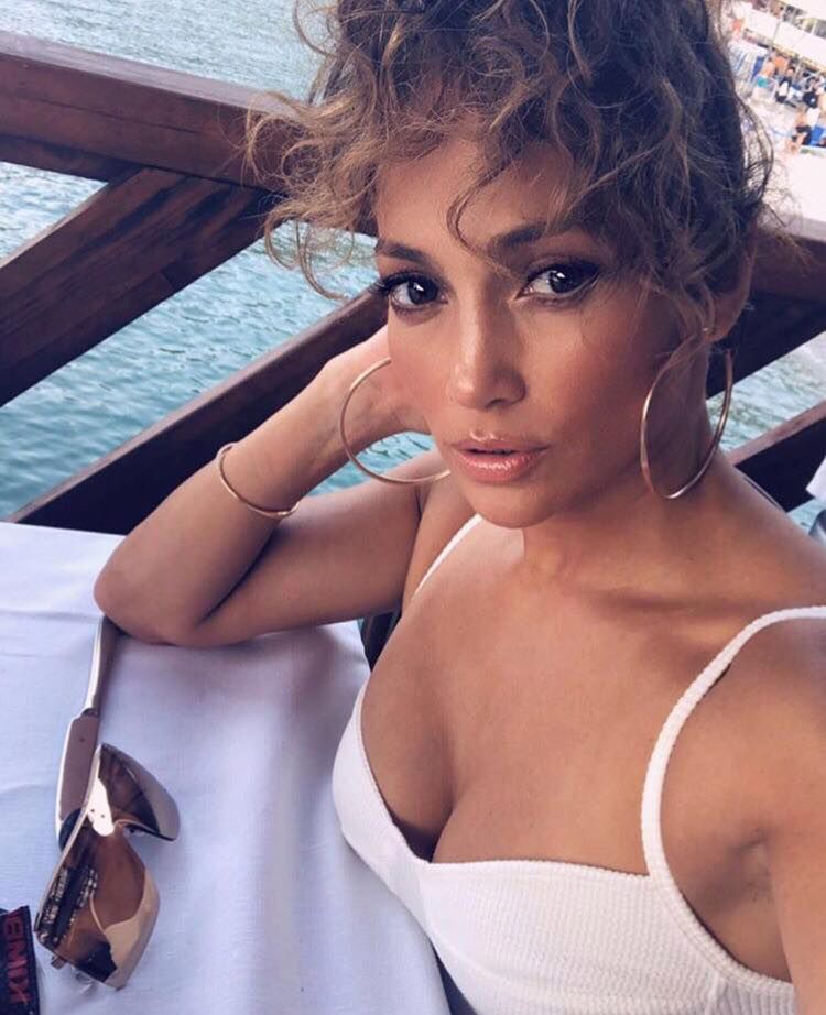 Jennifer Lopez wygląda na coraz młodszą. Bawi się razem z partnerem na huśtawce