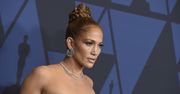 Wpadka modowa Jennifer Lopez. Suknia wyglądająca jak za długa peleryna