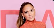 Jennifer Lopez w zjawiskowej kreacji. Pokazała umięśniony brzuch