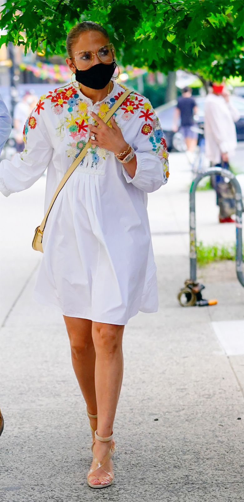 Jennifer Lopez w białej sukience