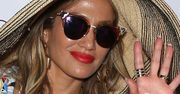 Jennifer Lopez uczy, jak latem kusić ciałem. W kapeluszu, bikini i szortach