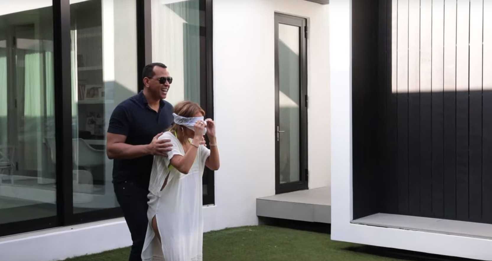 Jennifer Lopez dostała na urodziny Porsche - screen YouTube