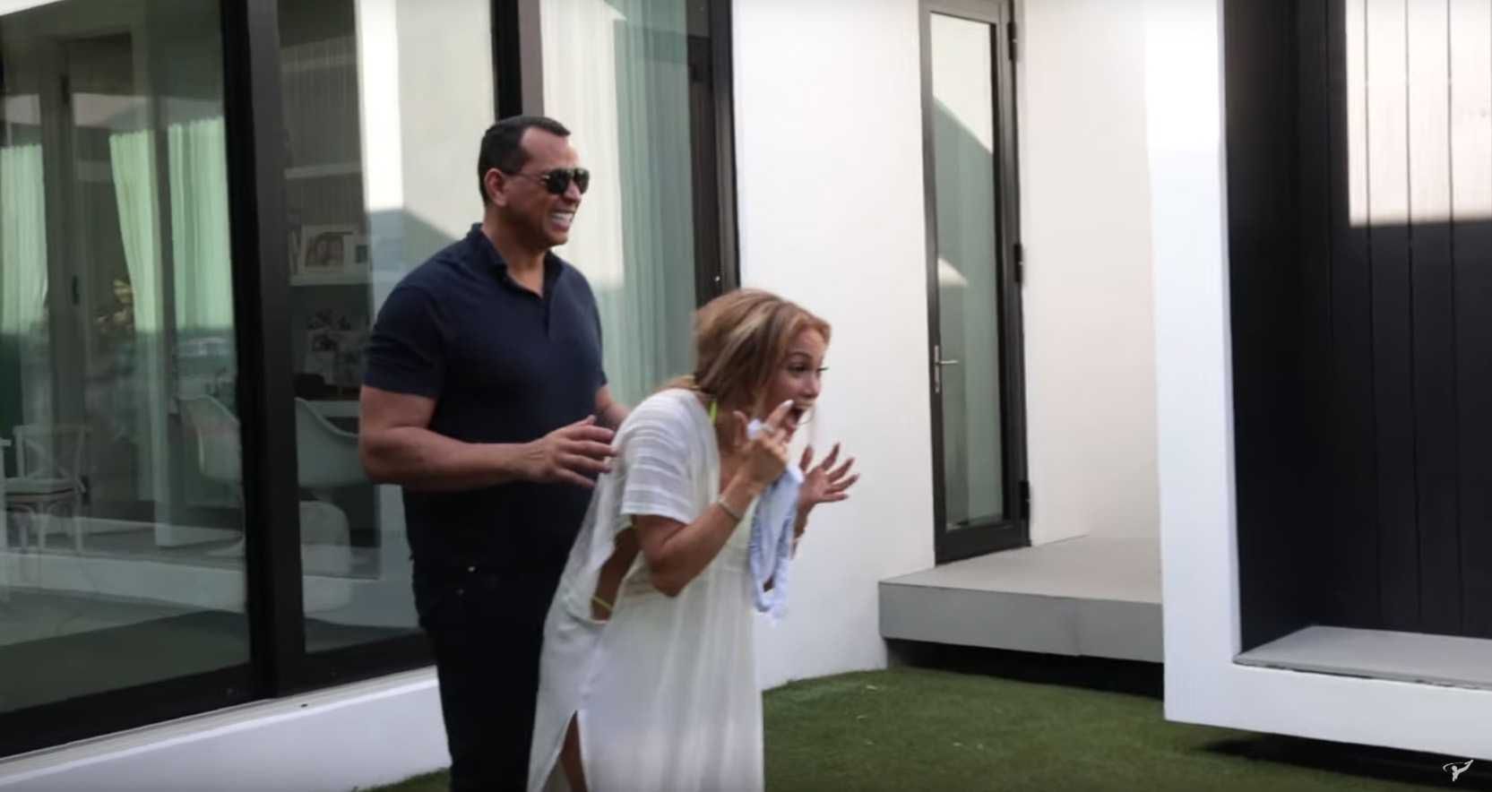 Jennifer Lopez dostała na urodziny Porsche - screen YouTube