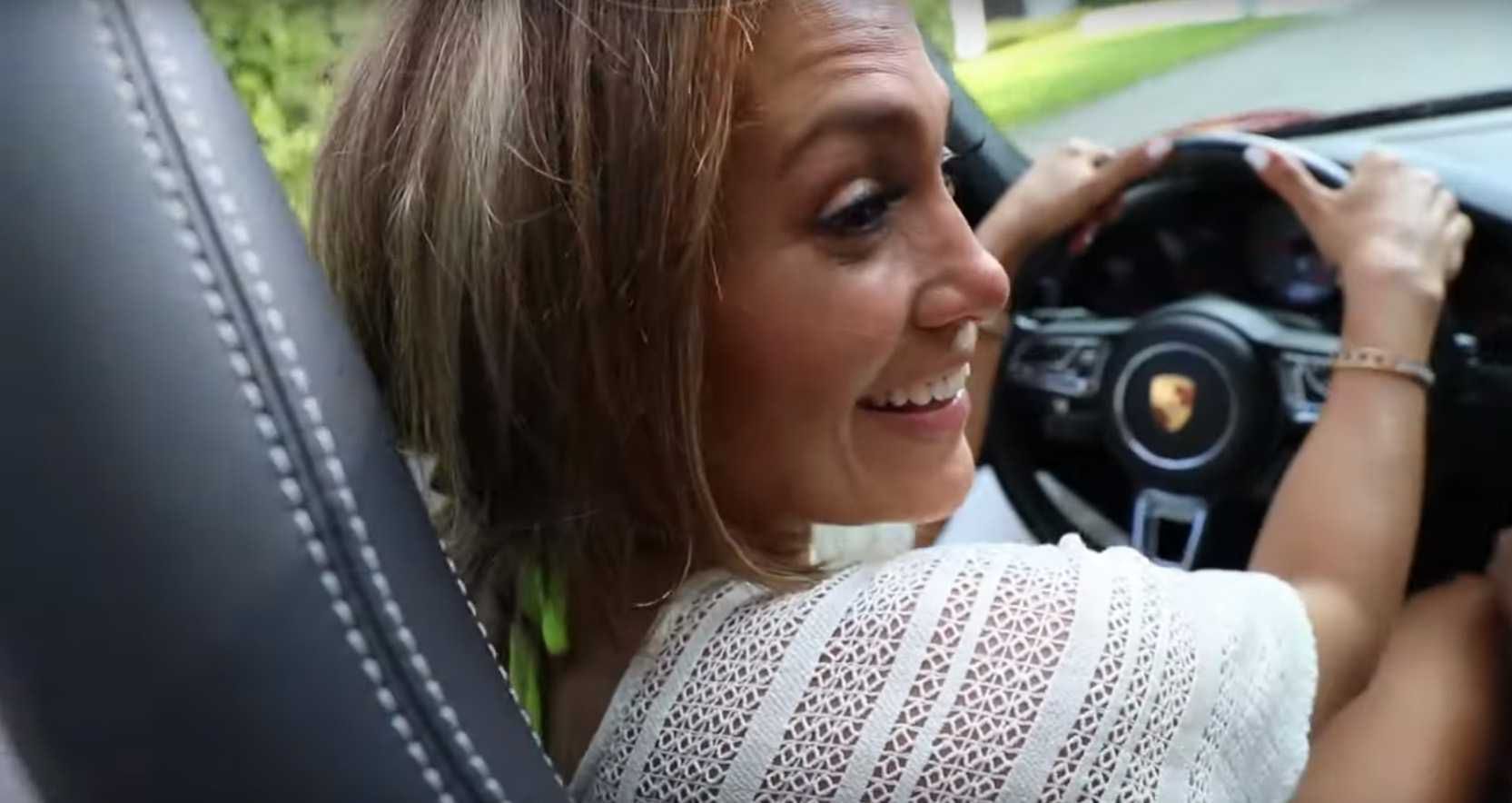 Jennifer Lopez dostała na urodziny Porsche - screen YouTube