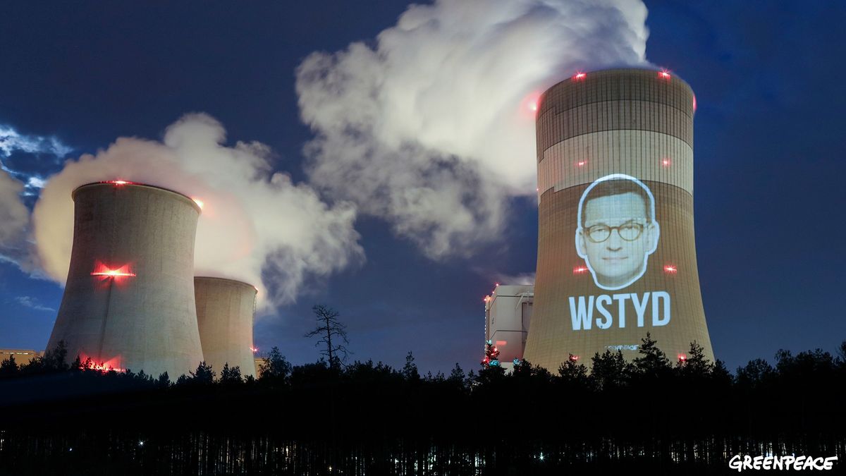 Aktywiści Greenpeace wyświetlają twarz Mateusza Morawieckiego na kominie elektrowni w Bełchatowie.