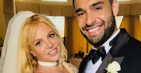Pierwsze zdjęcia ze ślubu Britney Spears! Suknia spektakularna, ale to zdjęcie panny młodej z gośćmi robi furorę. Same legendy!