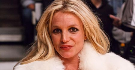 W białych kozaczkach do basenu. Kiczowata stylizacja Britney Spears