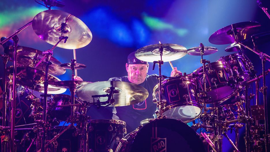 Neil Peart z zespołu Rush zmarł w wieku 67 lat.
