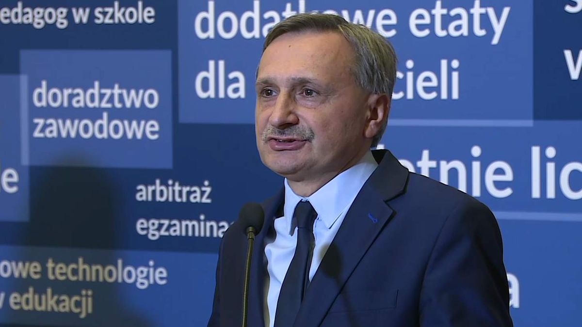 Wiceminister Maciej Kopeć podczas poniedziałkowej konferencji w MEN.