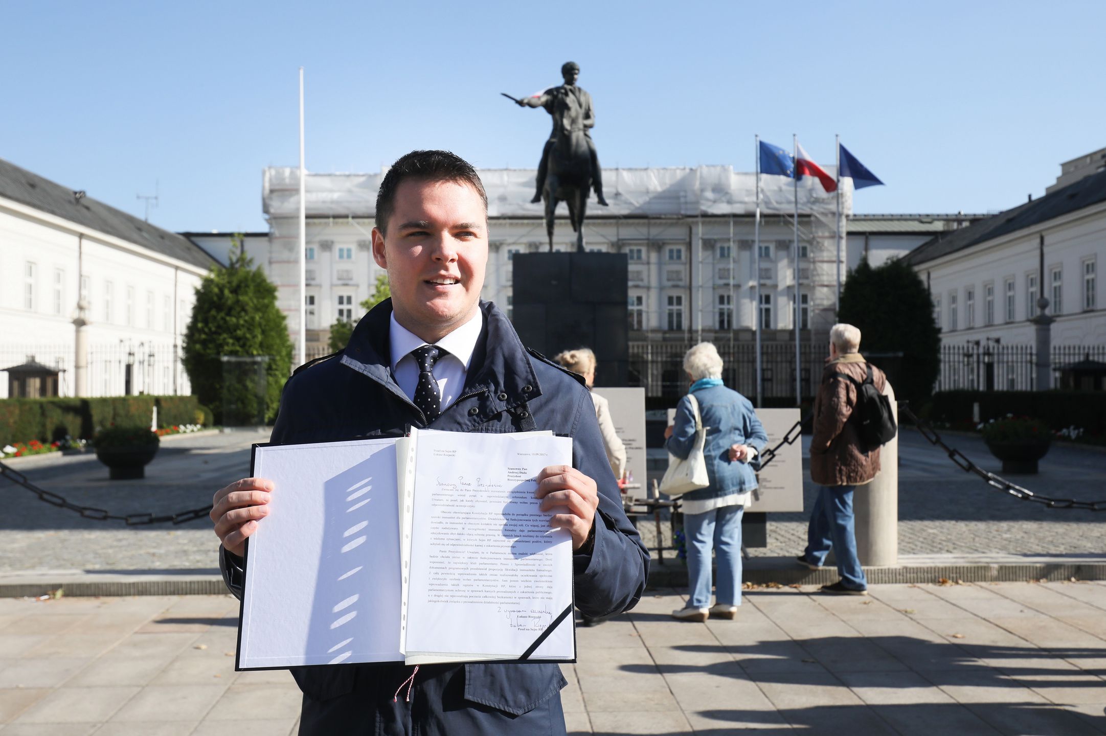 Łukasz Rzepecki pod Pałacem Prezydenckim 