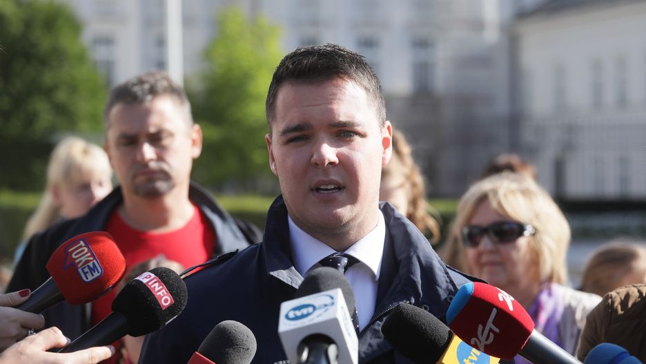 Łukasz Rzepecki na konferencji prasowej przed Pałacem Prezydenckim