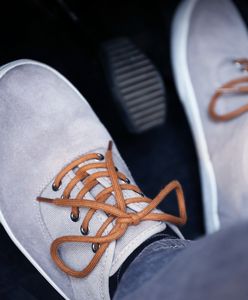 Buty do jazdy samochodem – jakie obuwie wybrać, aby zapewnić sobie komfort podczas podróży?