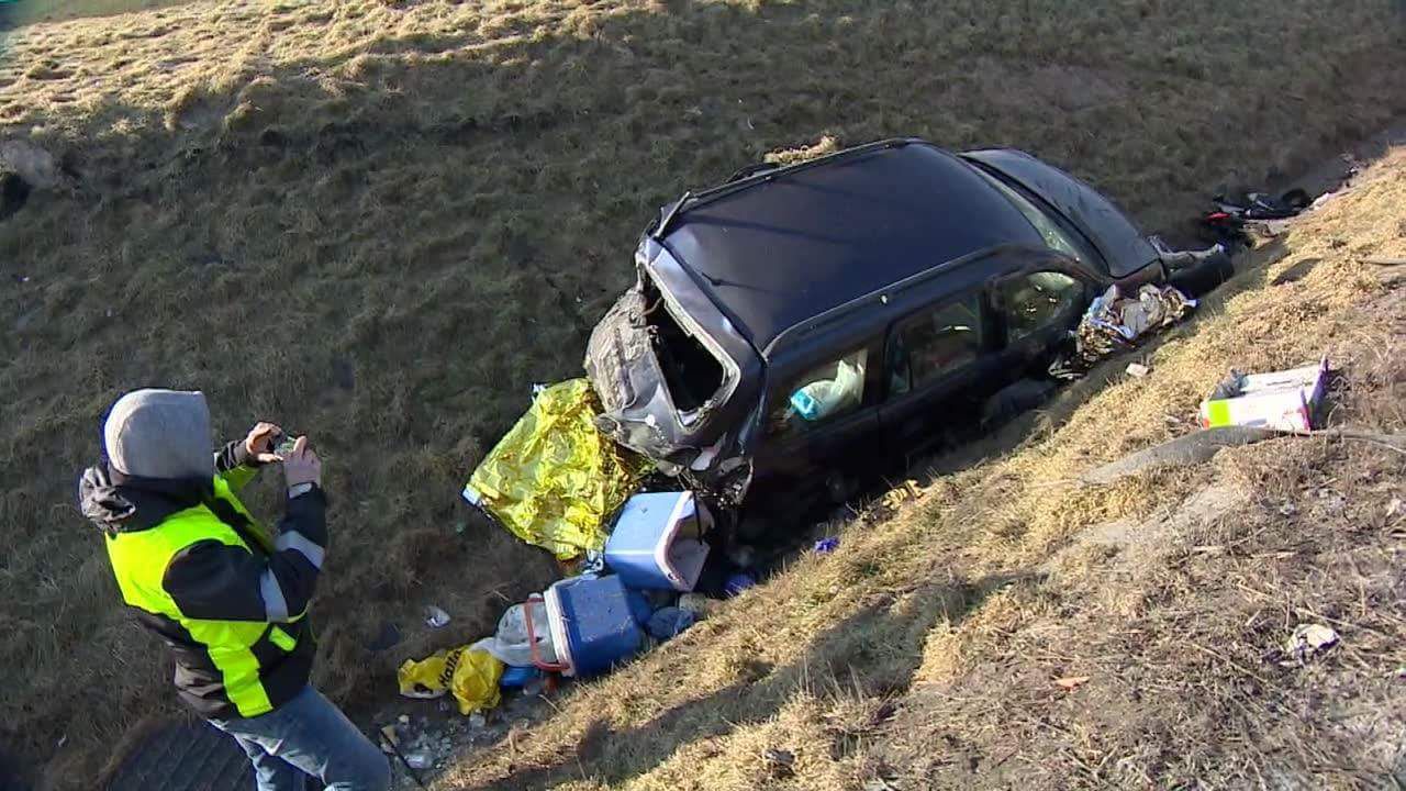 Zderzenie busa z osobówką na Dolnym Śląsku. Dziewięć osób rannych