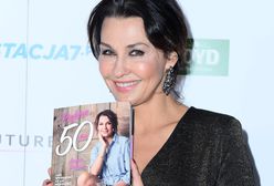 Popek promuje książkę w krótkiej sukience. Pokazała nogi