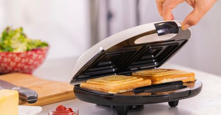 Patent na wiecznie czysty opiekacz do kanapek. Zapomnij o żmudnym czyszczeniu zaschniętego sera