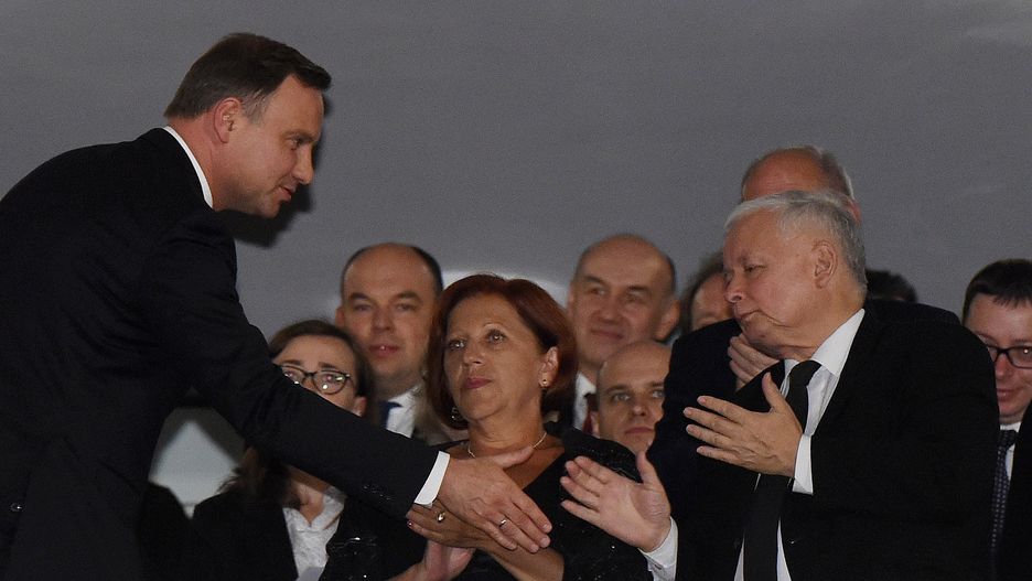 Barbara Skrzypek (w środku) to prawa ręka prezesa PiS