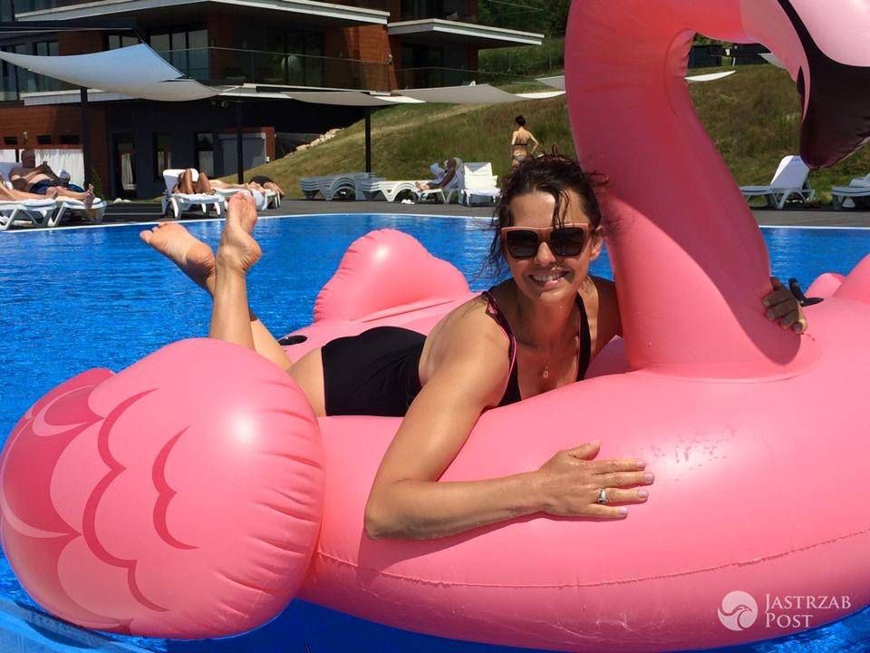Anna Popek na basenie w stroju kąpielowym