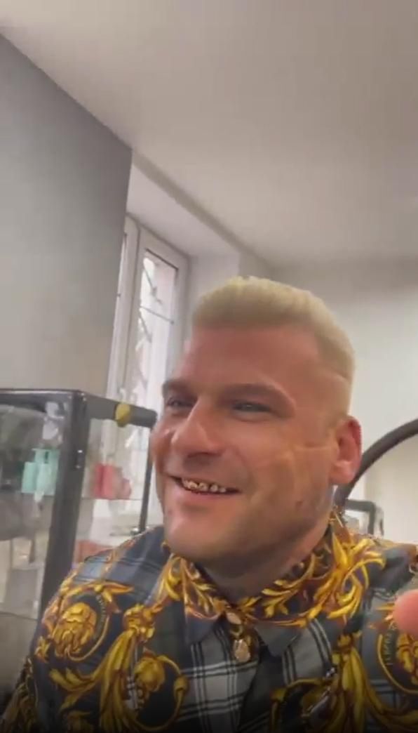 Popek przefarbował włosy na blond